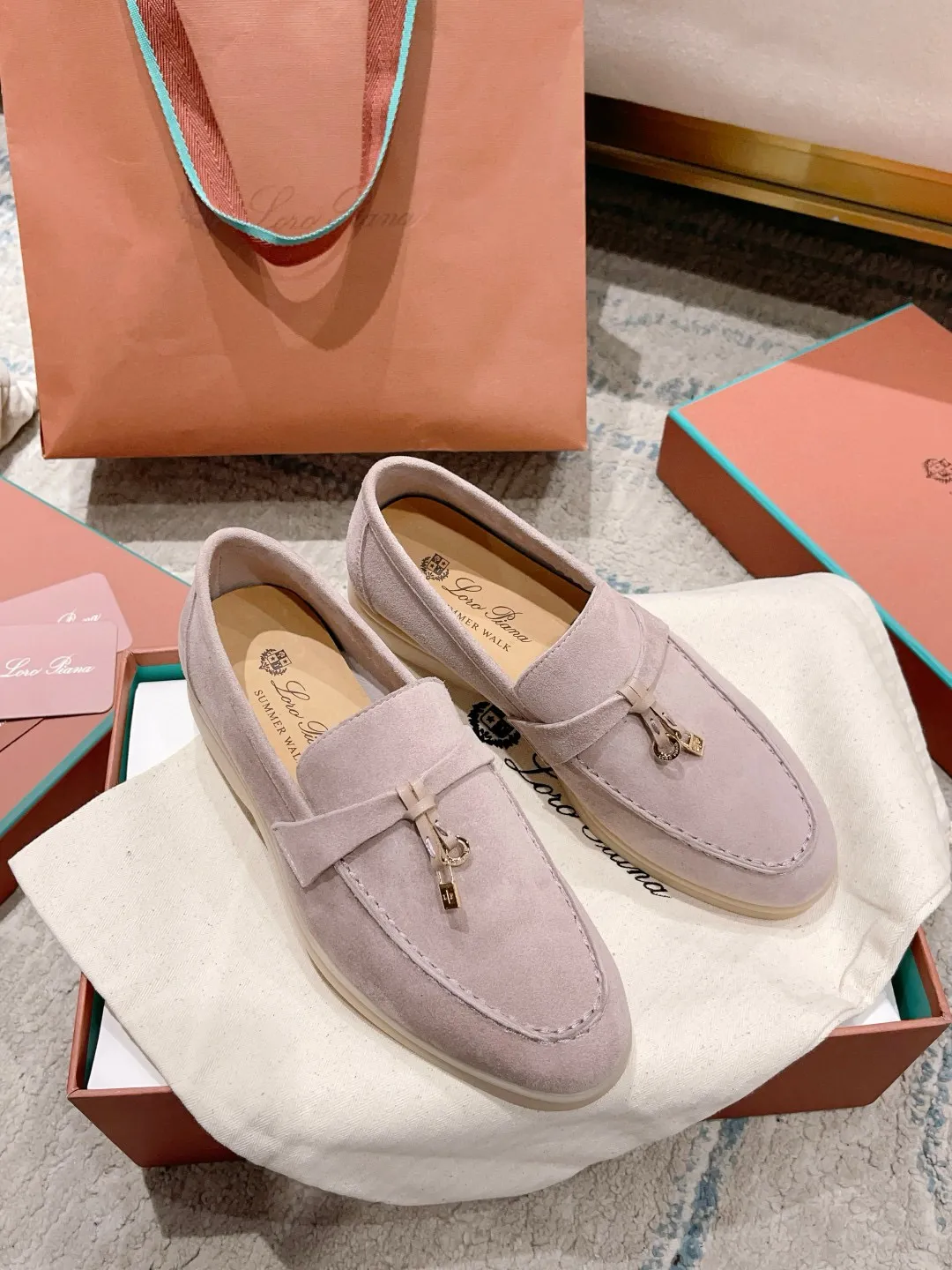 Factory price: 520💰4050 new color. Original purchase, 1⃣️: 1⃣️ folded and developed, Loro Piana professional model to try on feet, quality purchase level, flash sale of common products on the market, welcome to compare, original packaging. Fabric: Imported from Italy🐑High mercerized shearling, Lining: Hand-sewn mark thread in water-dyed cowhide imported from Italy🧵, high-end and elegant. Comfortable on the feet. Size: Women's 35-42 (41, 42) customized, non-returnable, men's 38-45 (46, 47, 48) customized, non-refundable. Fashionable boutiques that you can’t miss, a must-have item